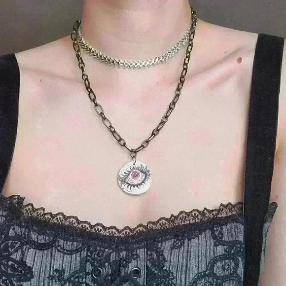 Horrific bloodshot eye with spider eyelashes ✦ goth black chain choker necklace - Picture 2 of 10